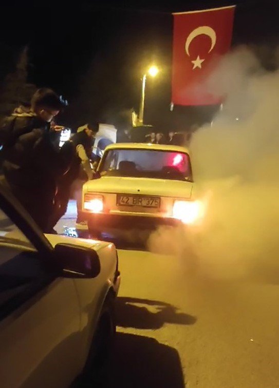 Konya'da asker eğlencesinde tam gaz lastik yaktı