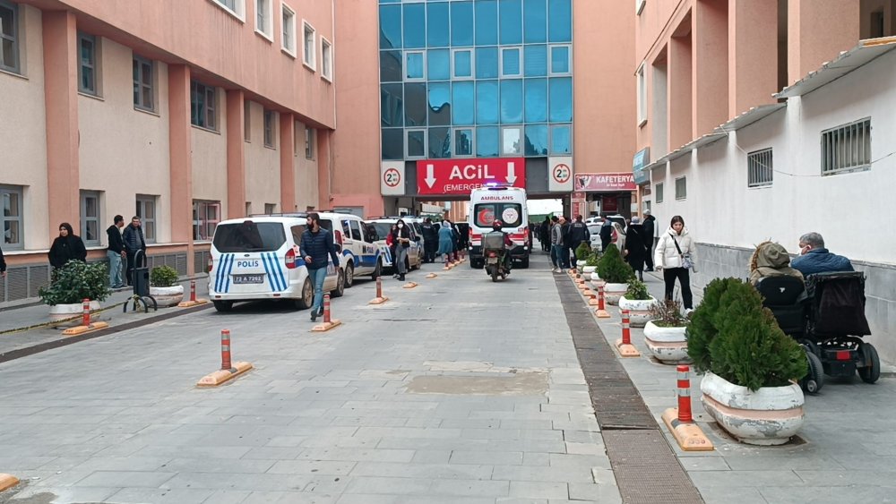 Lisede nöbetçi öğretmen bıçaklandı