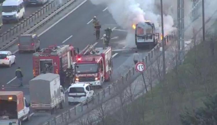 TEM Otoyolunda minibüs alev alev yandı