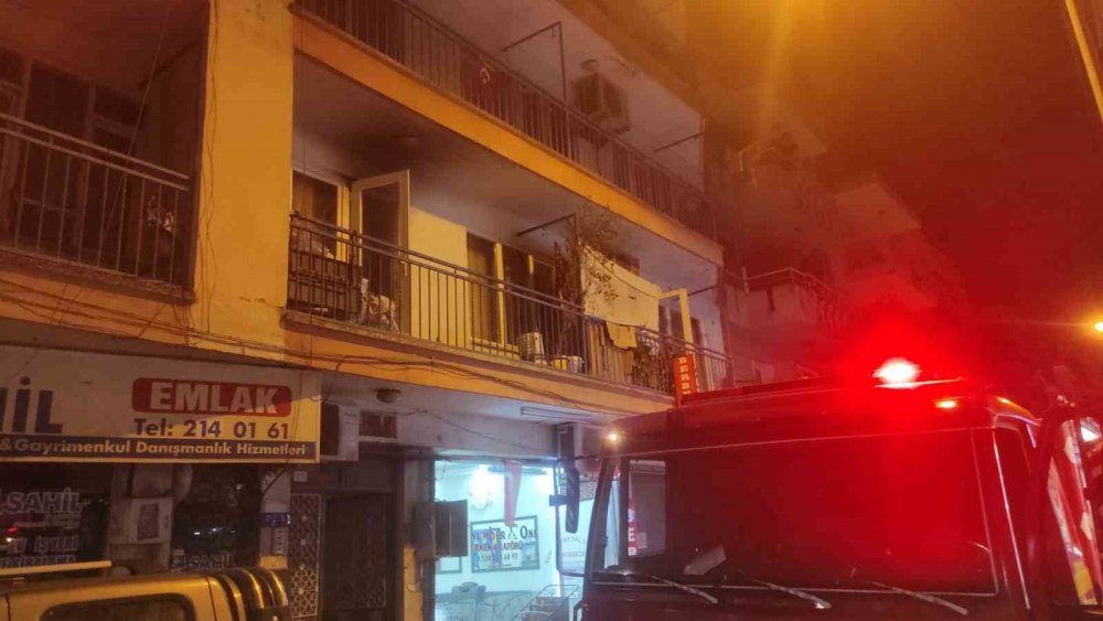 Evi yanan yaşlı kadın, can yoldaşını ölüme terk etmedi