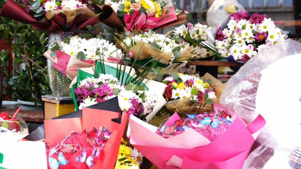 Konya'daki çiçekçiler dolup taşıyor! Bakın bir buketin fiyatı ne kadar