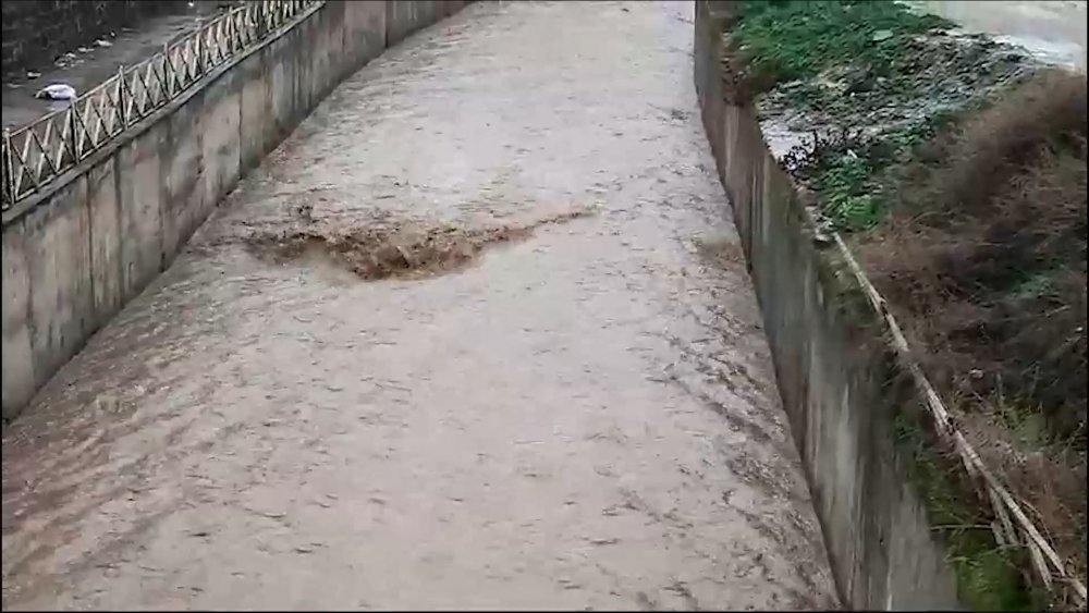 Şanlıurfa'da sağanak... Dereler taştı, su baskınları yaşandı
