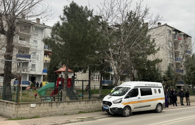 Komiser, eski eşini silahla öldürdü