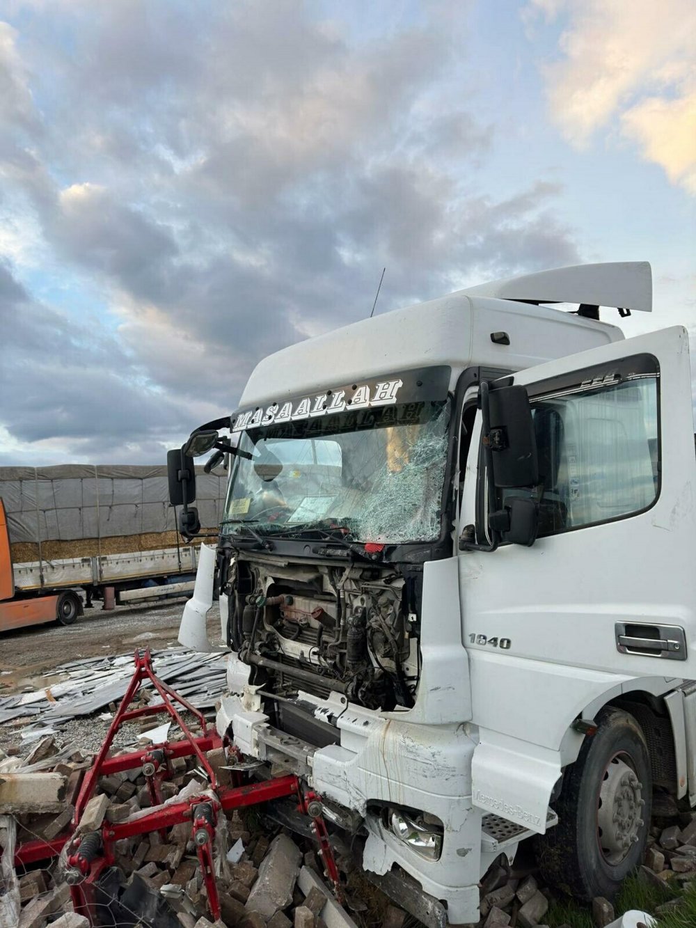 Fabrika işçilerinin taşındığı servis ile TIR çarpıştı: 9 yaralı