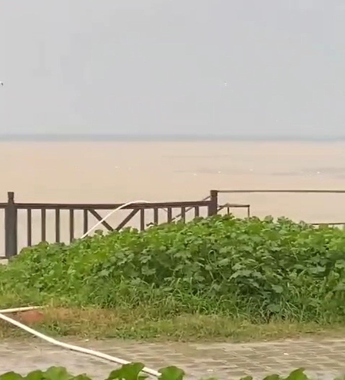 Dolu sokakları beyaza bürüdü!