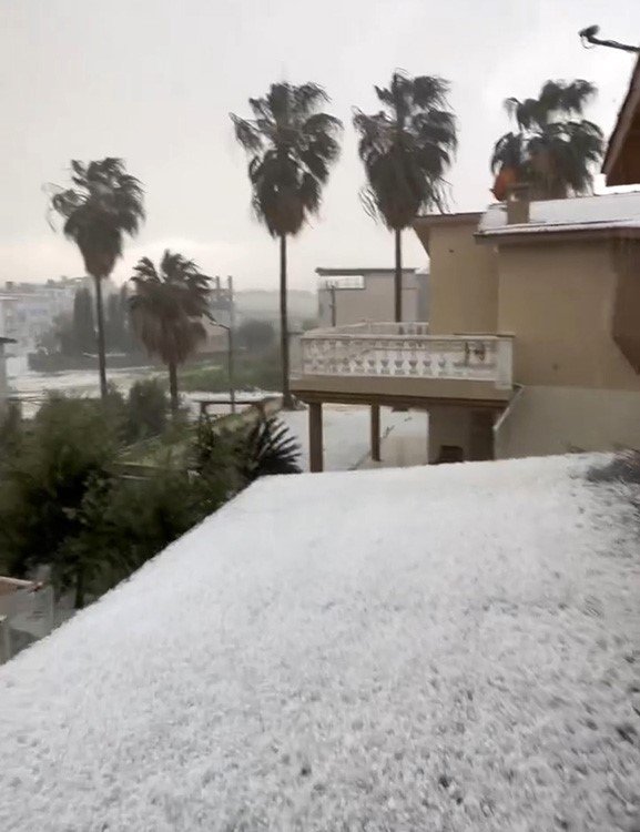 Dolu sokakları beyaza bürüdü!