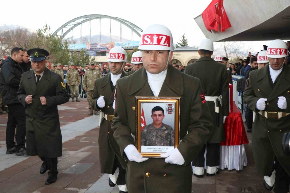 Şehit dualarla son yolculuğuna uğurlandı