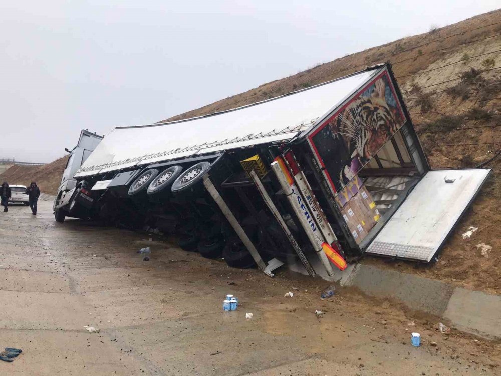 Konya'da kontrolden çıkan tır şarampole devrildi