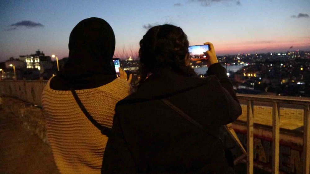 Kızıla boyanan gökyüzü kartpostallık görüntüler oluşturdu