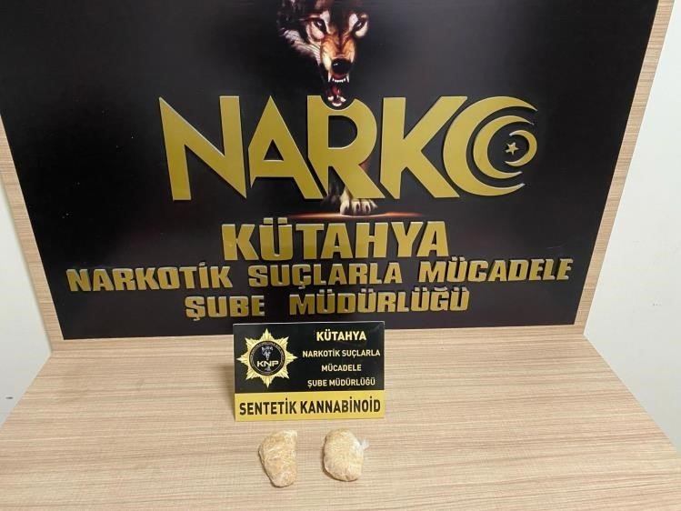 Kütahya’da iç çamaşırında uyuşturucu bulunan kadın ve erkek arkadaşı tutuklandı