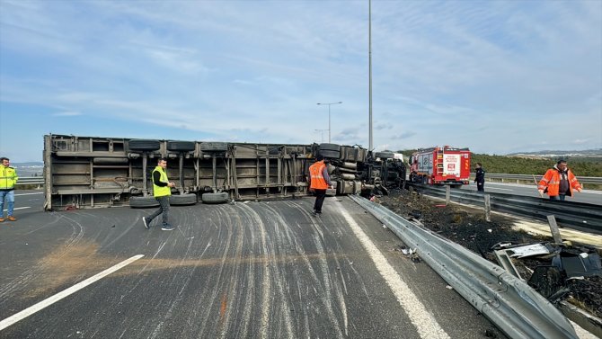 Karşı şeride geçip devrilen TIR'ın şoföründen acı haber