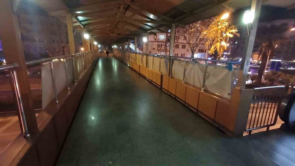 Üst geçitteki şüpheli paket ekipleri alarma geçirdi