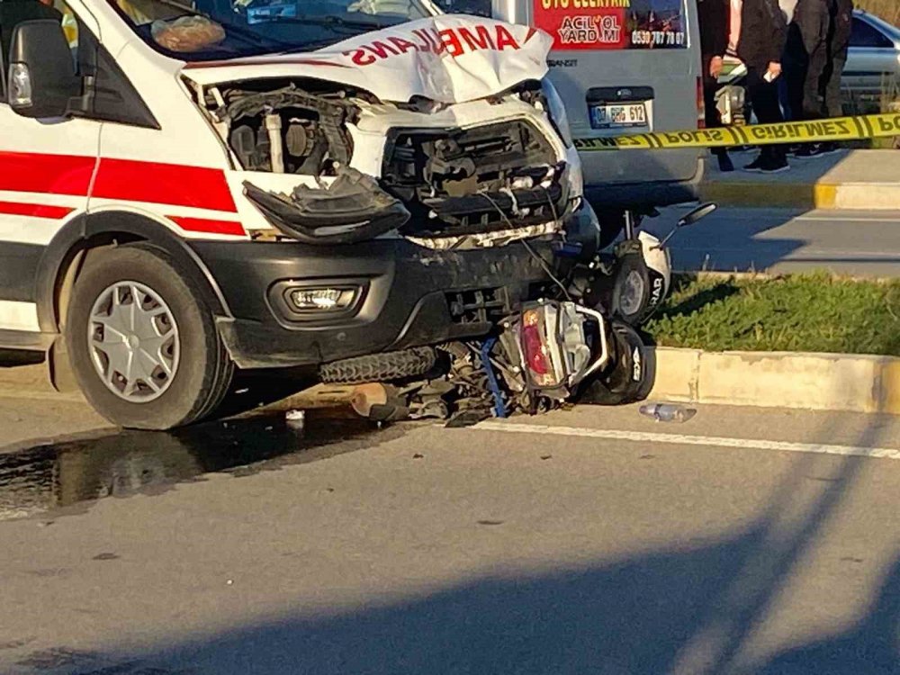 Ambulansın çarptığı motosiklet sürücüsü hayatını kaybetti
