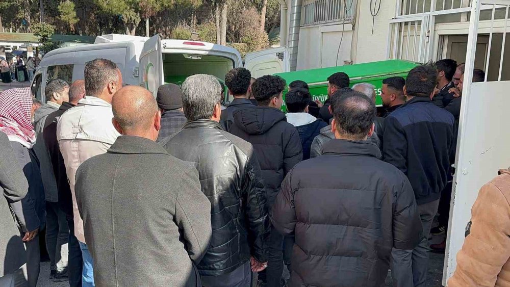 Çiftliğinde birinci kattan beton demirinin üzerine düşen besici öldü