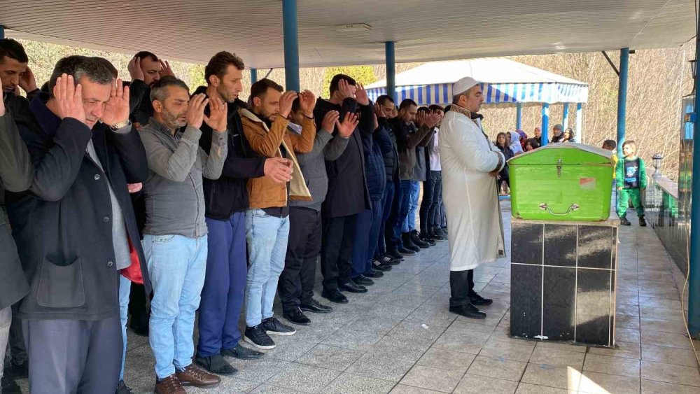 Kamyonetin kasasının çarptığı Yasin gözyaşları arasında toprağa verildi