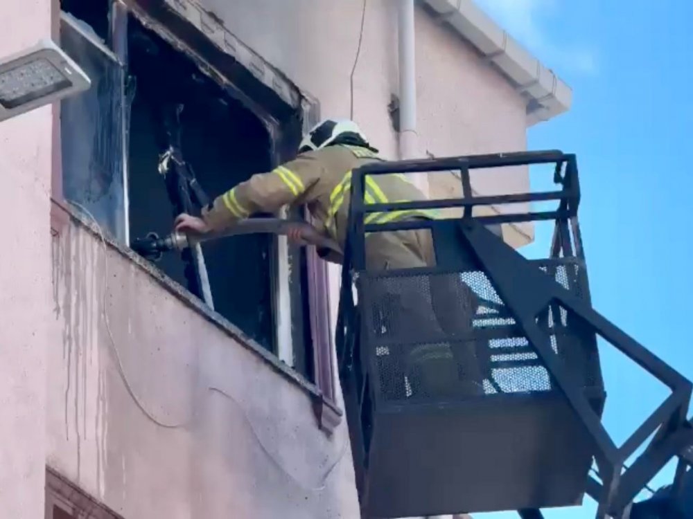 Şarjda bırakılan cep telefonu yangın çıkardı