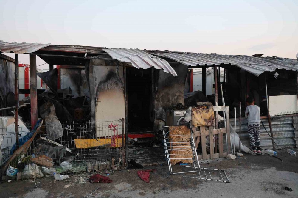 Alevlere teslim olan konteynerden evladını kurtarmayı başardı