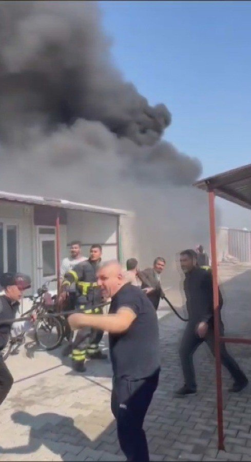 Alevlere teslim olan konteynerden evladını kurtarmayı başardı