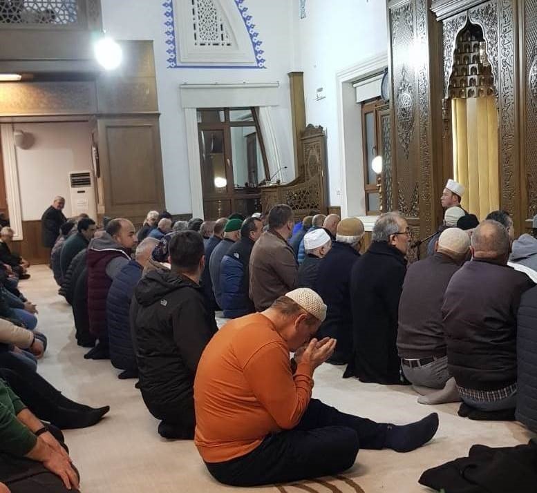 Konya'da vatandaşlar camileri doldurdu