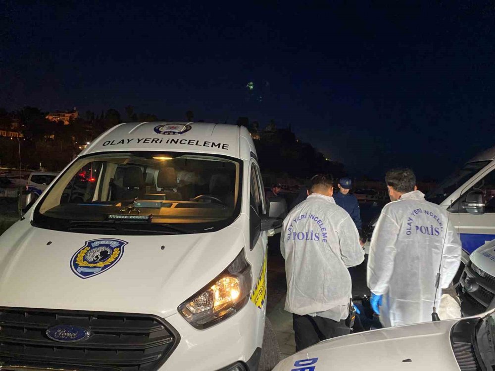 Üzerindeki elbiselerle deniz yüzeyinde cansız bedeni bulundu