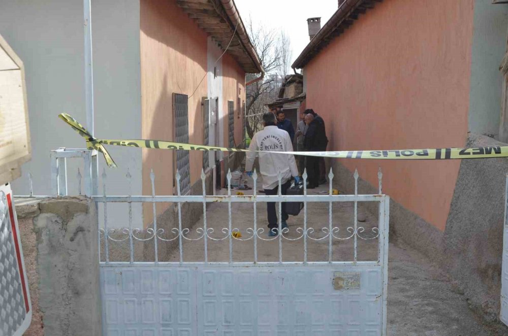 Konya’daki adam evinde satırla öldürüldü