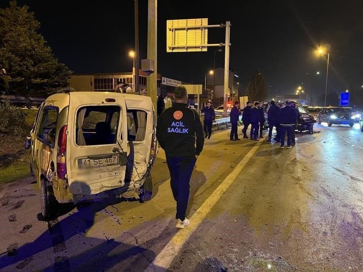 Zincirleme kazaya karışan araç kağıt gibi ezildi: 1’i ağır 3 yaralı