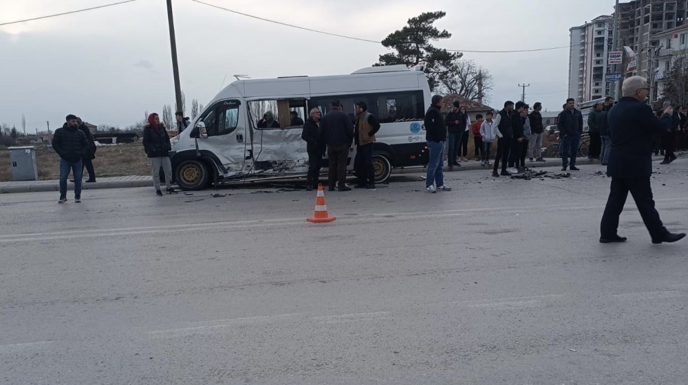 Konya’da öğrenci servisi ile kamyonet çarpıştı: 11 yaralı