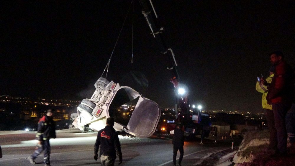 Freni patlayan kamyon eve girdi: 2 ölü