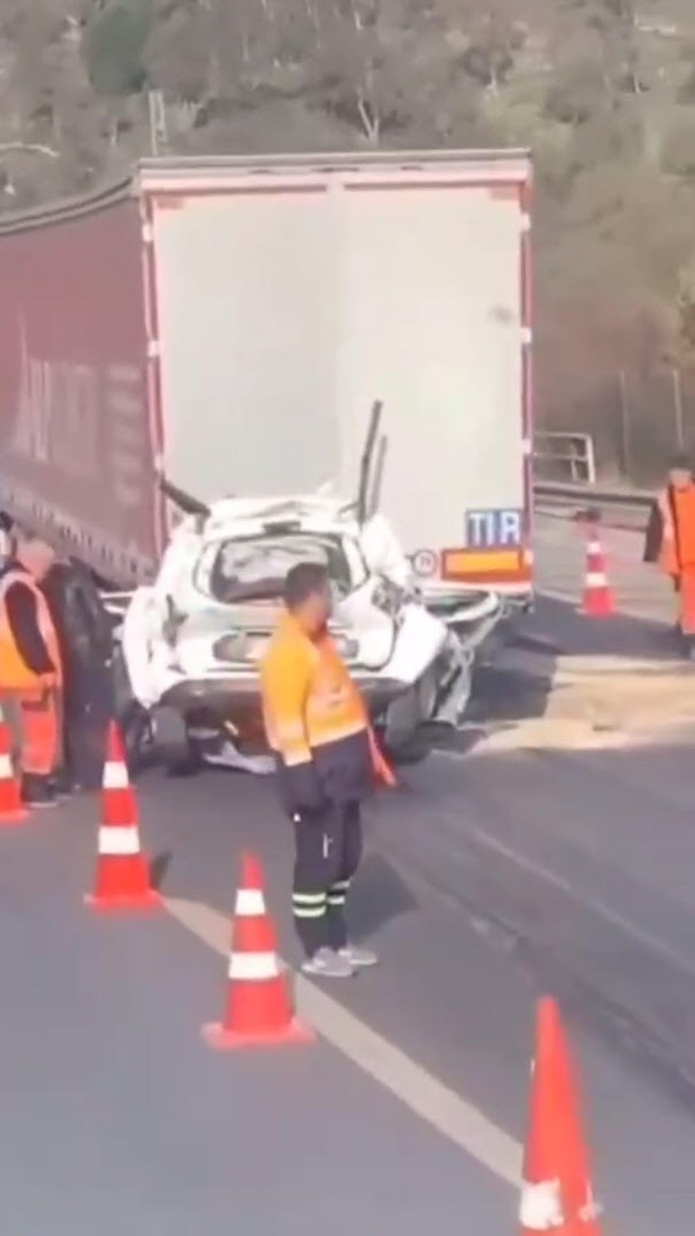 Kazada, 2 TIR'ın arasında sıkışan hafif ticari aracın sürücüsü öldü