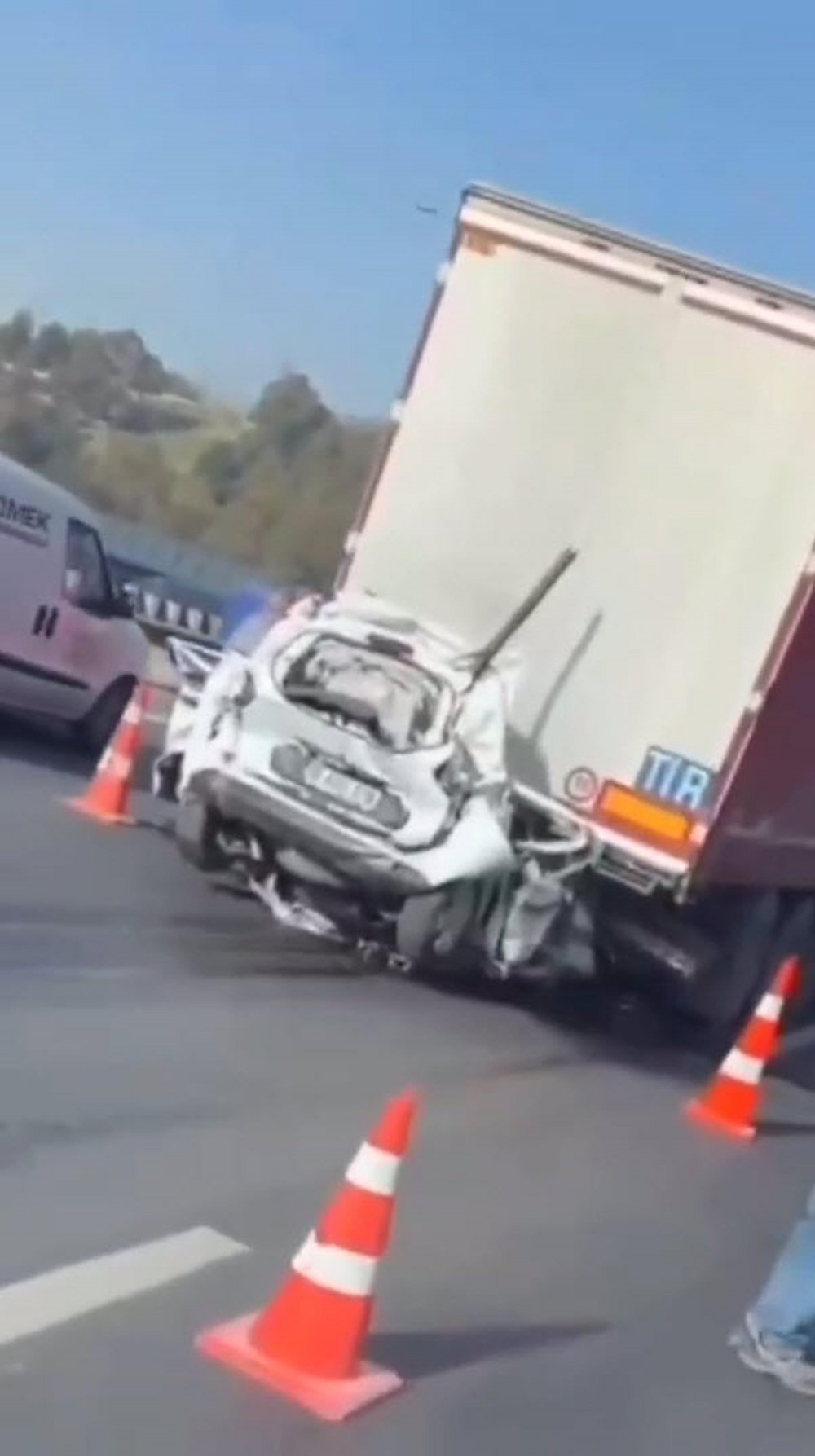 Kazada, 2 TIR'ın arasında sıkışan hafif ticari aracın sürücüsü öldü