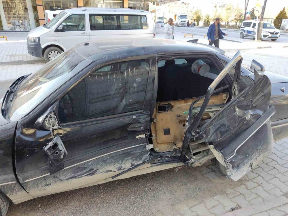 Konya’da otomobil ile minibüs çarpıştı: 2 yaralı