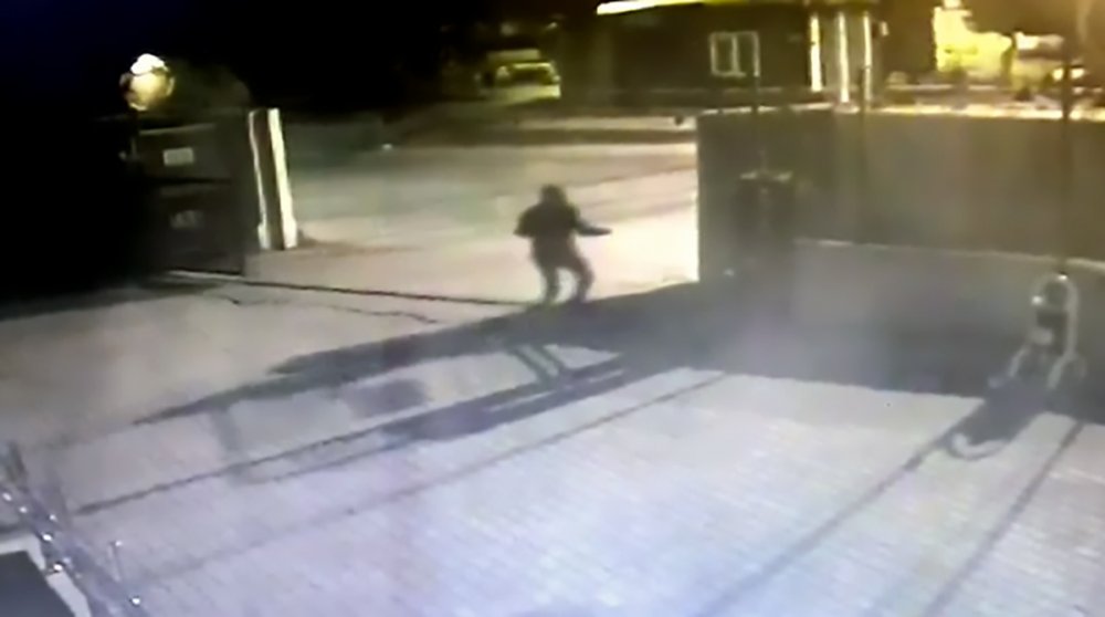 Polis merkezine pompalı tüfekle ateş açtı