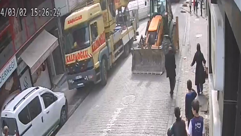 Cami minaresi indirilirken düştü