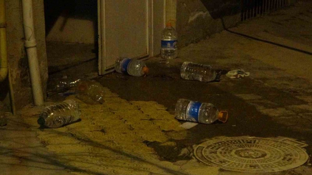 Evine su taşıyan husumetlisine kurşun yağdırdı