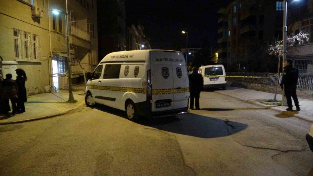 Evine su taşıyan husumetlisine kurşun yağdırdı