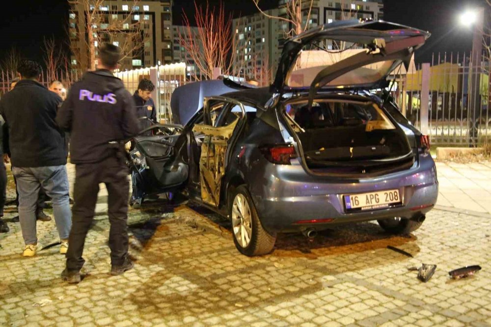 Muş’ta park halindeki araçta patlama meydana geldi, sürücü yaralandı