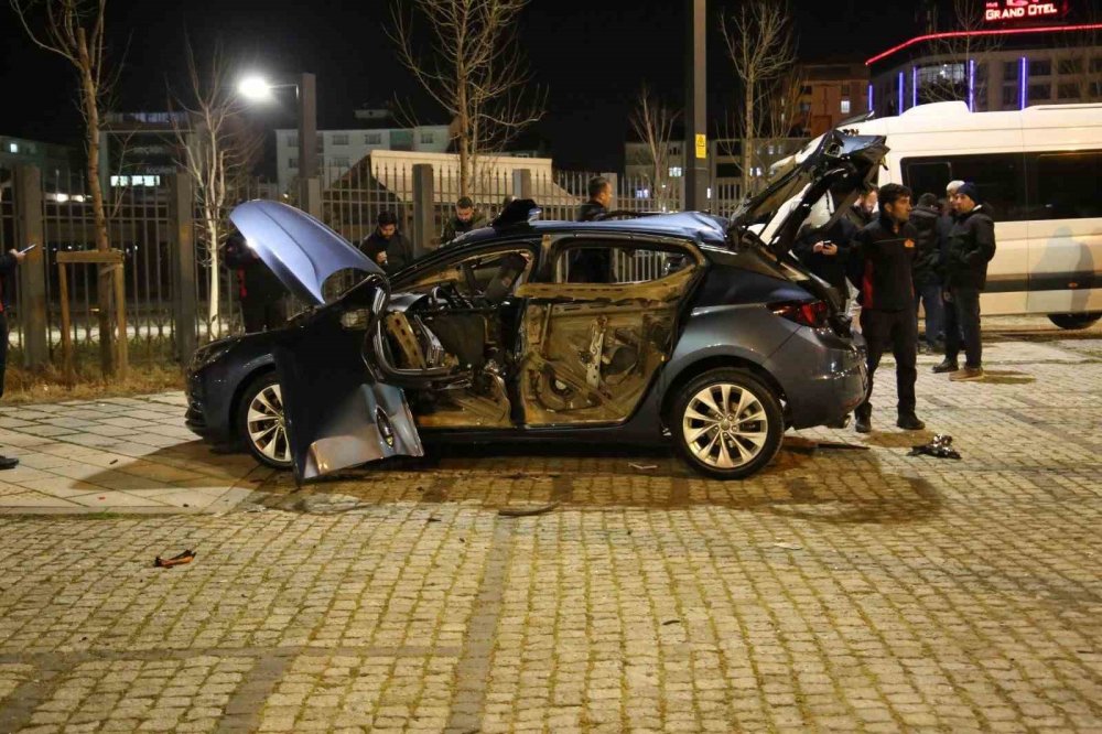 Muş’ta park halindeki araçta patlama meydana geldi, sürücü yaralandı