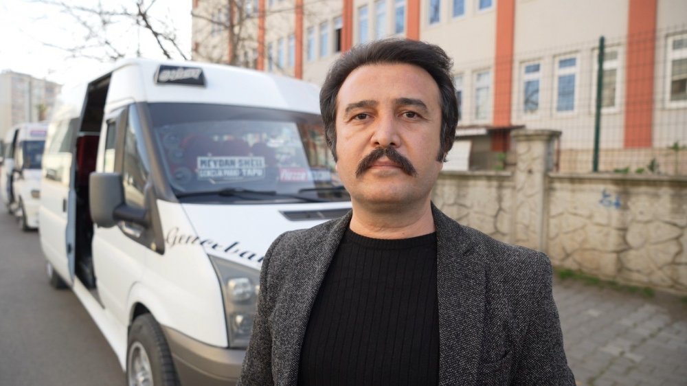 Orhan Gencebay’a benzeyen Müslüm’den yolcularına nostaljik yolculuk