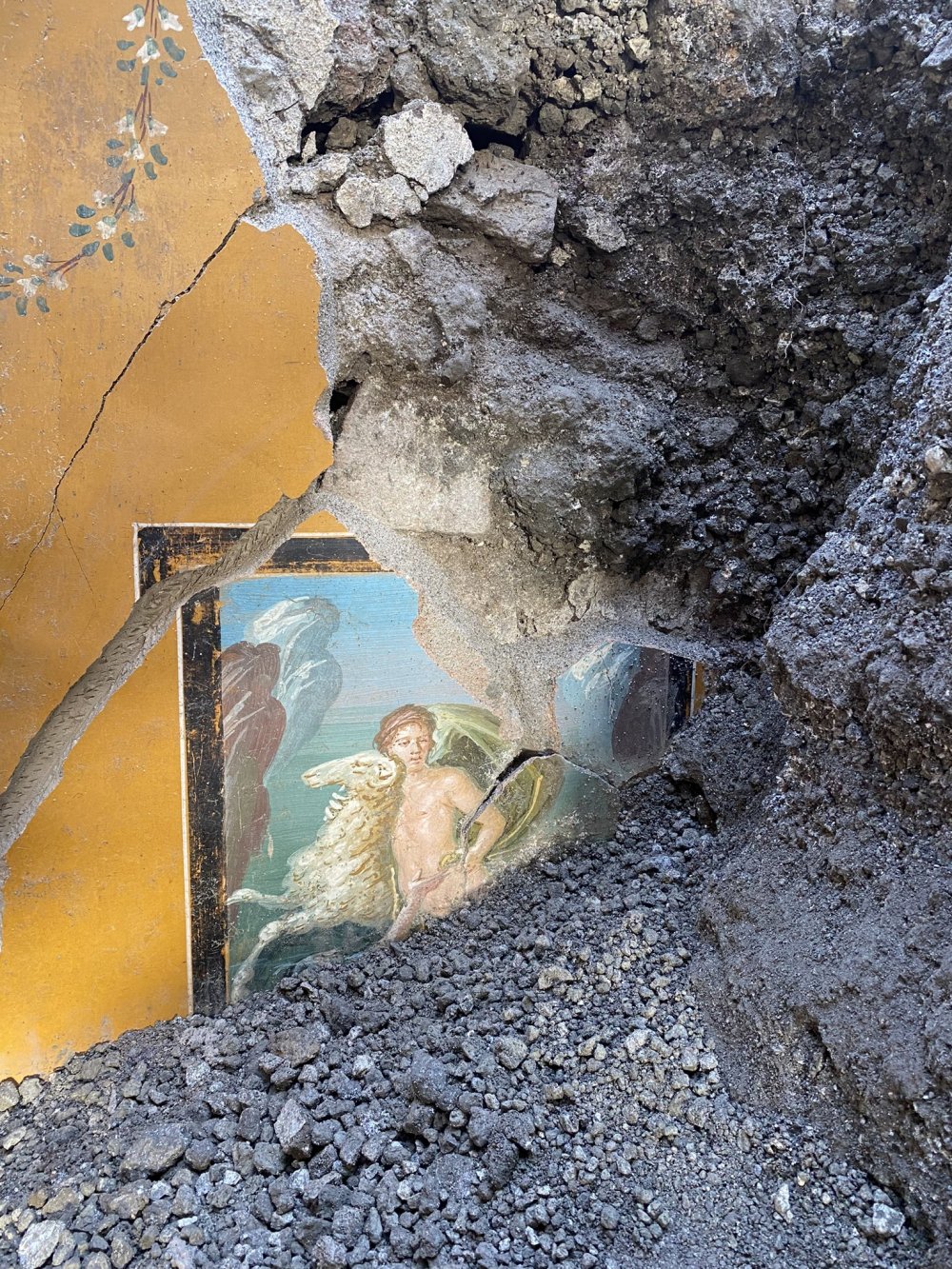 Pompeii’de 2000 yıllık renkleri çok az zarar görmüş duvar resmi bulundu