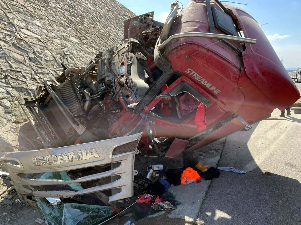 Tır kamyona arkadan çarptı; 1 kişi hayatını kaybetti, 2 kişi yaralandı, 52 koyun öldü