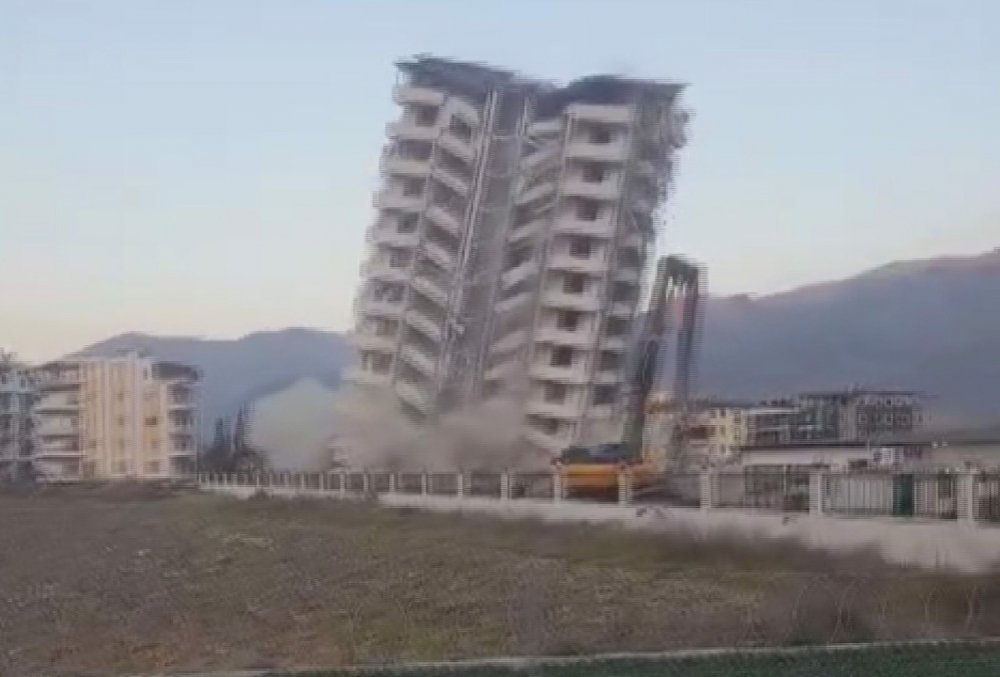 11 katlı bina kağıt gibi yerle bir oldu