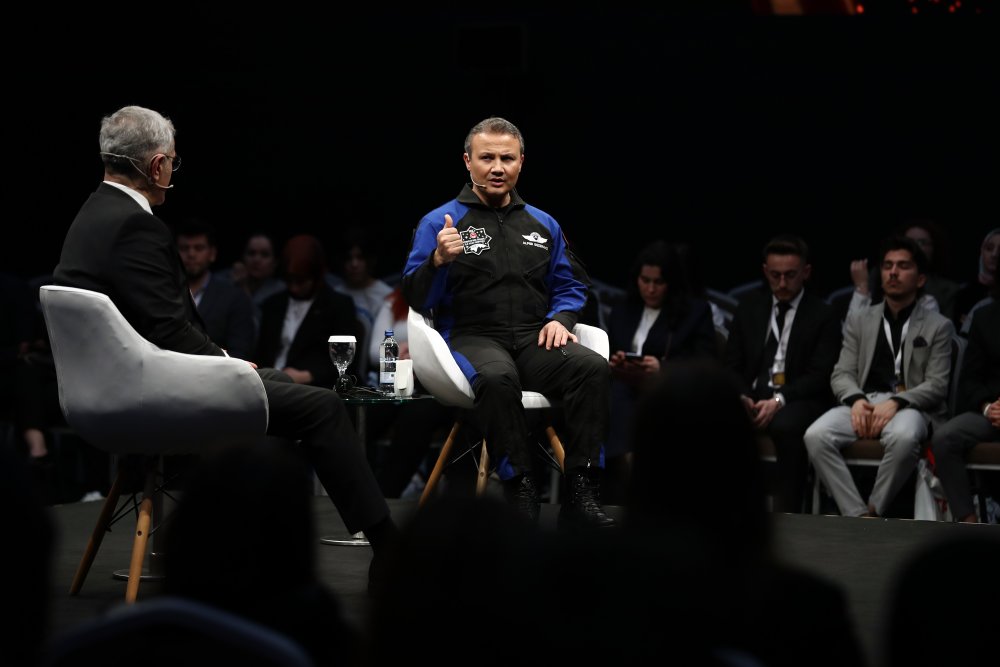 İlk Türk astronot Gezeravcı gençlerle buluştu