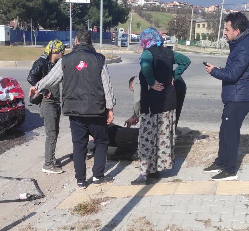 Otomobiller çarpıştı! 3 ölü, 2 yaralı