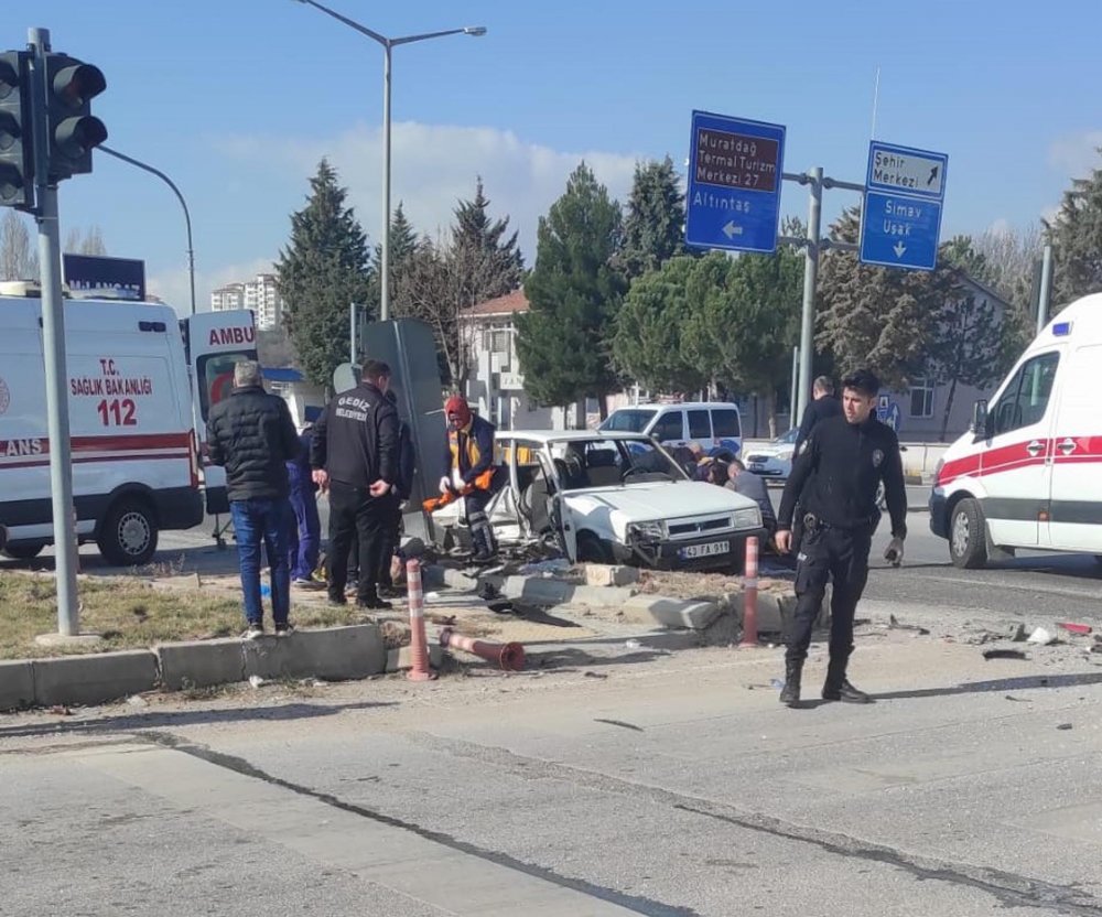 Otomobiller çarpıştı! 3 ölü, 2 yaralı