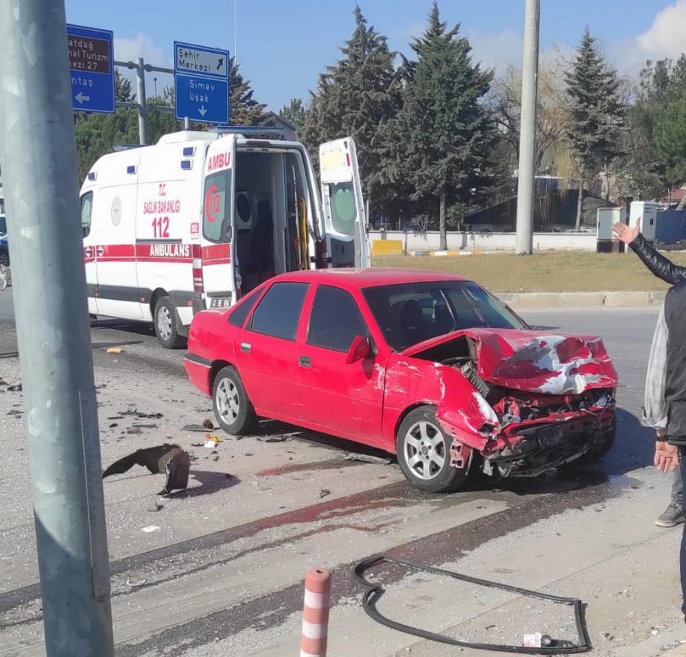 Otomobiller çarpıştı! 3 ölü, 2 yaralı