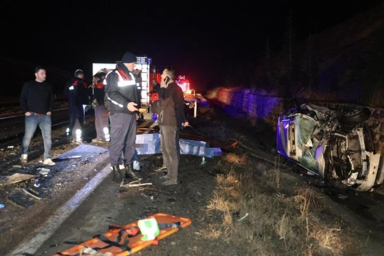 Feci kazada hayatını kaybeden 3 kişi toprağa verildi