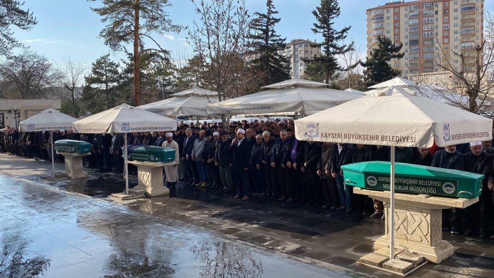 Feci kazada hayatını kaybeden 3 kişi toprağa verildi