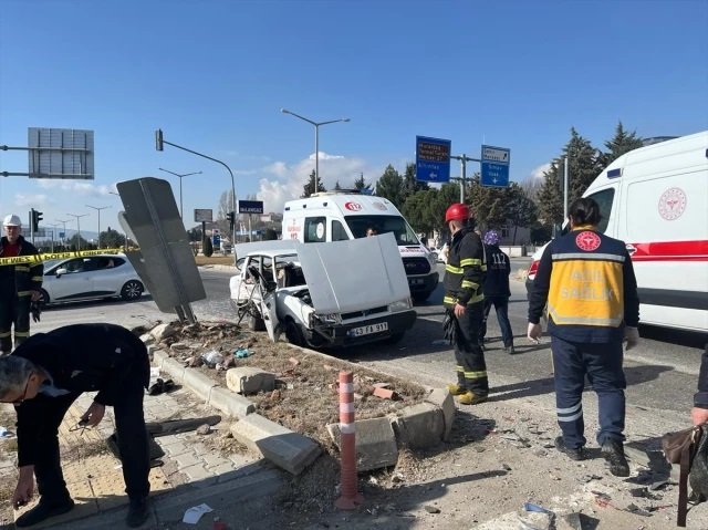 Kütahya’da iki otomobil çarpıştı: 3 ölü, 2 yaralı