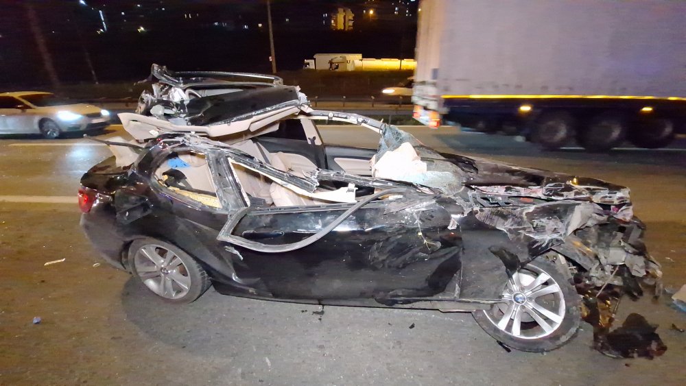 Otomobil, TIR’ın altına girdi: 1 ölü, 2 yaralı