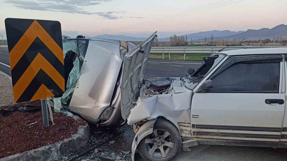Konya’da iki otomobil çarpıştı, yaralılar var